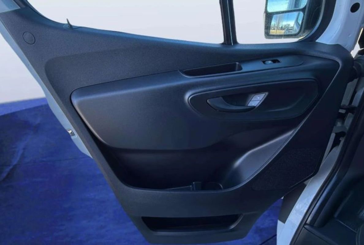 Used 2021 Freightliner Sprinter 2500 image 16