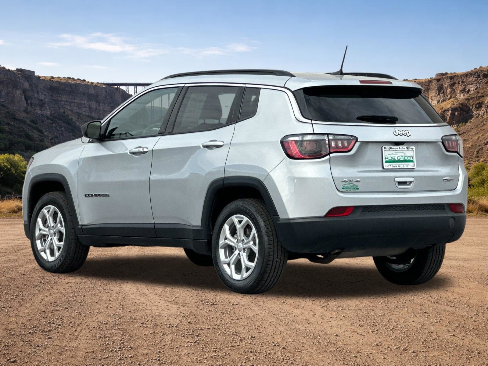 Used 2024 Jeep Compass Latitude AWD/4WD image 5