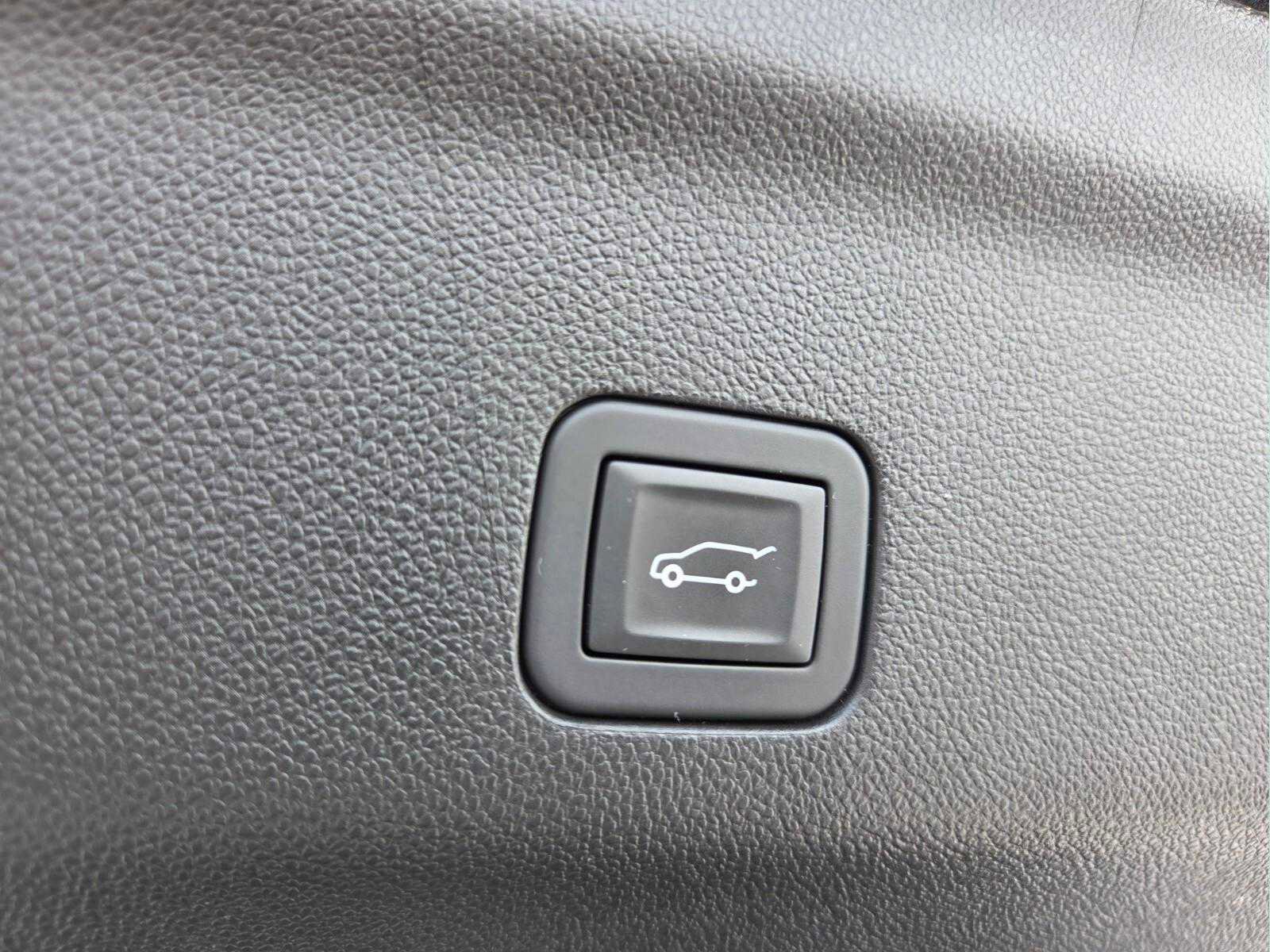 Used 2024 GMC Yukon Denali w/ Advanced Technology Package RWD image 17