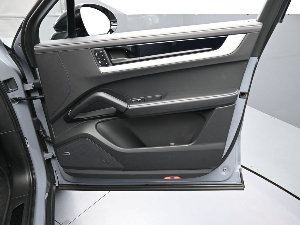Certified 2025 Porsche Cayenne Turbo AWD/4WD image 29
