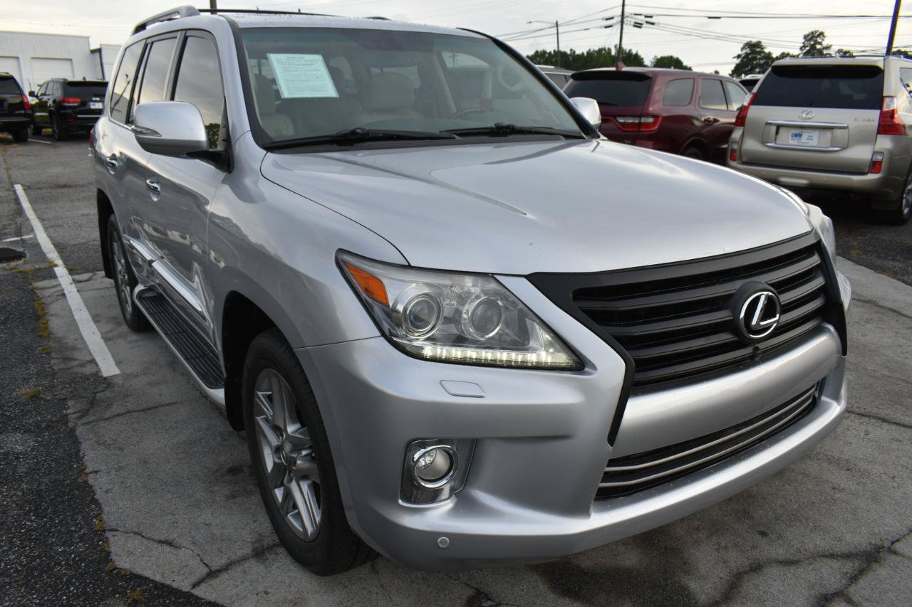 Used 2013 Lexus LX 570 4WD w/ Luxury Pkg image 4