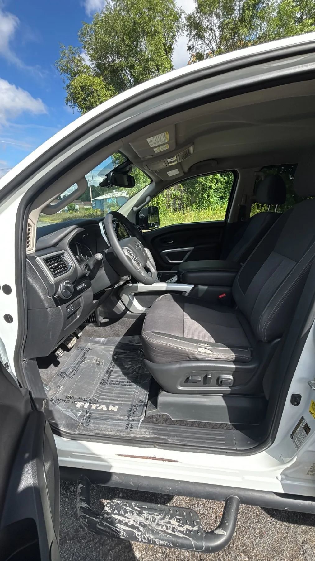 Used 2021 Nissan Titan SV w/ SV Convenience Package image 9