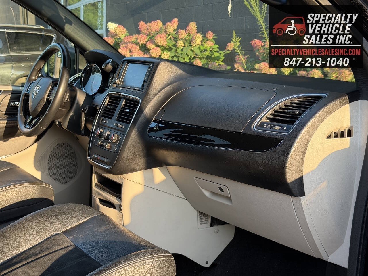 Used 2018 Dodge Grand Caravan SXT FWD image 35