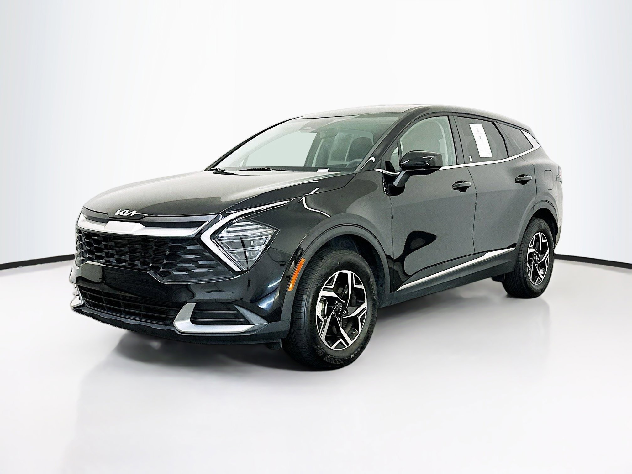 Used 2025 Kia Sportage LX image 3