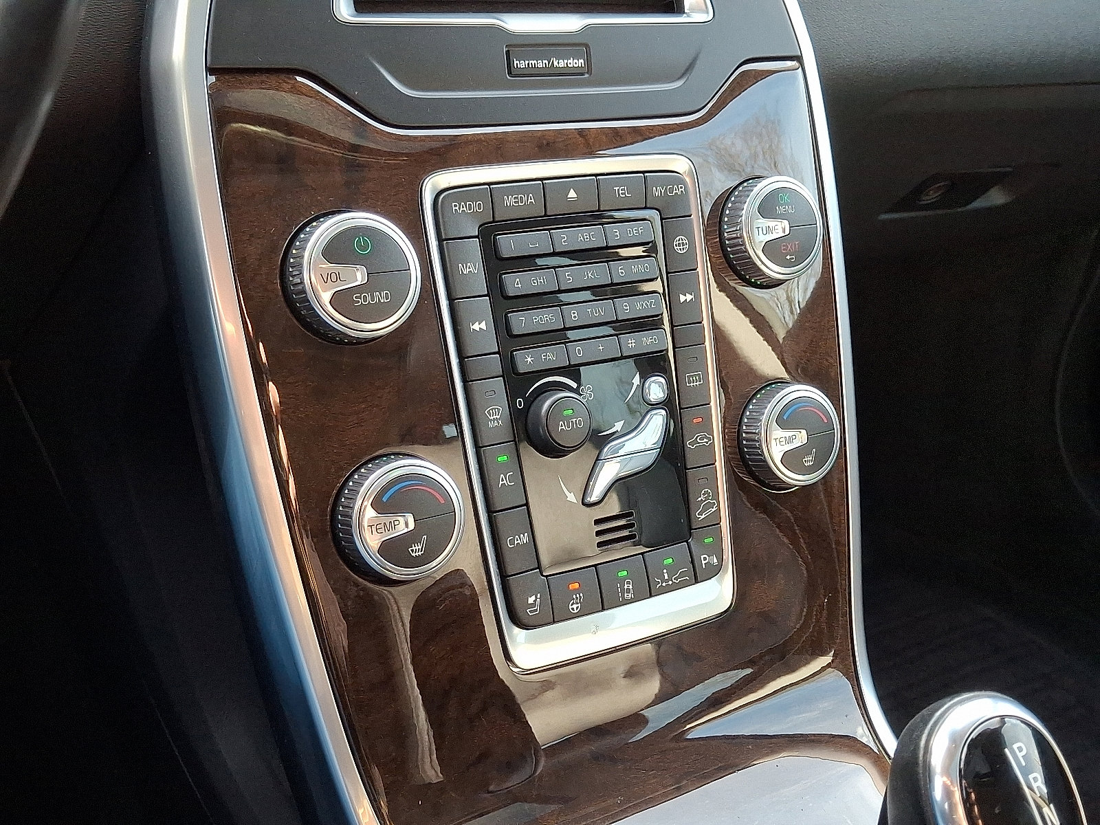 Used 2016 Volvo XC70 T5 Platinum w/ Climate Package image 18