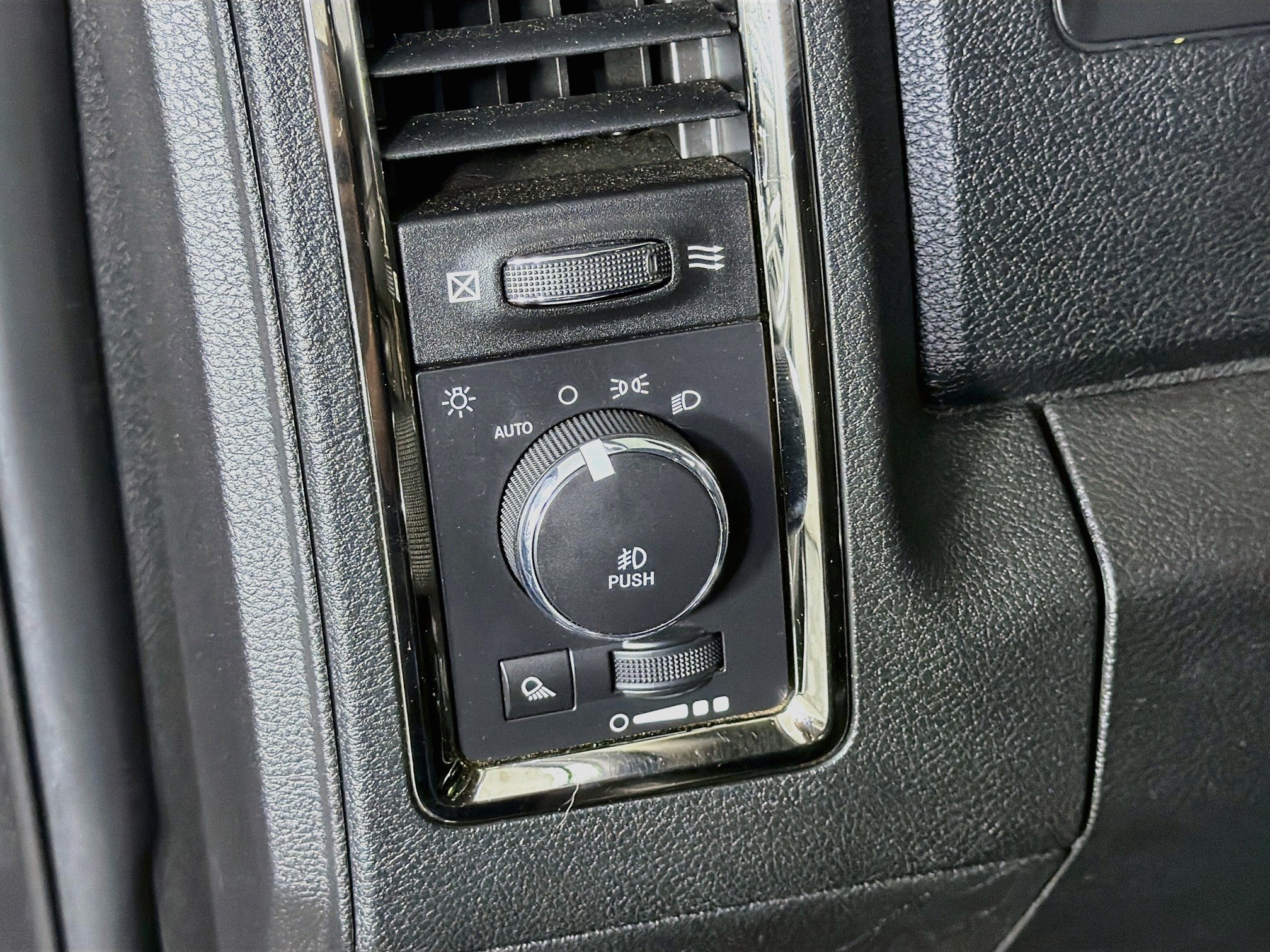 Used 2017 RAM 1500 Sport RWD image 17