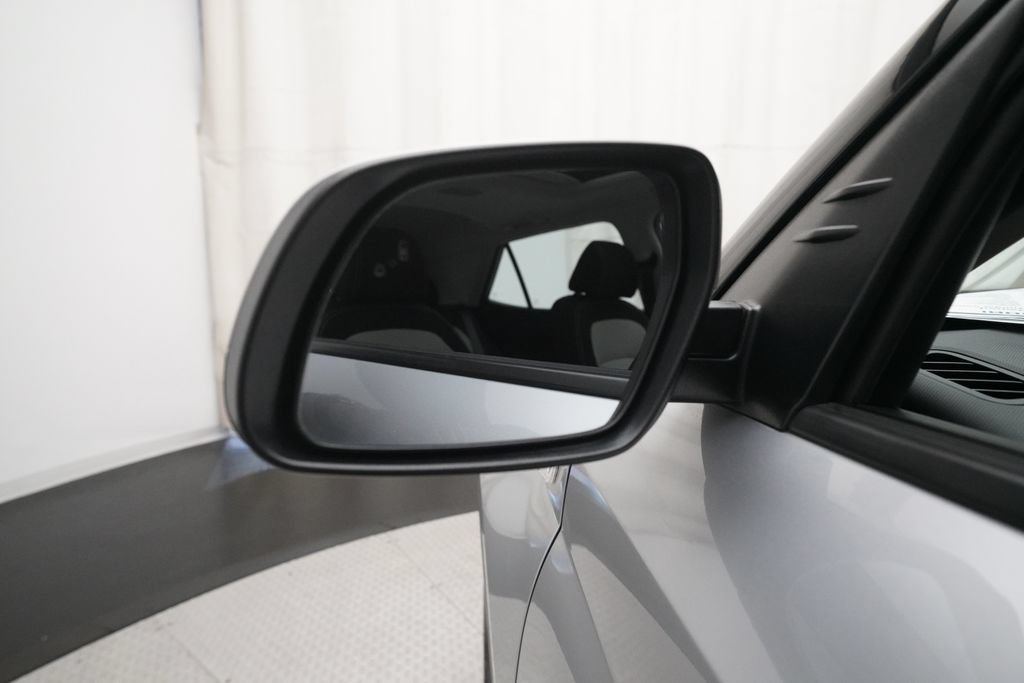 Used 2025 Hyundai Venue SEL FWD image 24