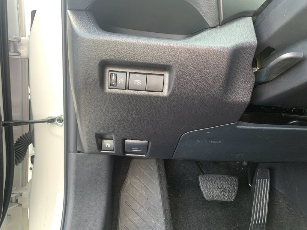 Used 2025 Toyota RAV4 XLE AWD/4WD image 31