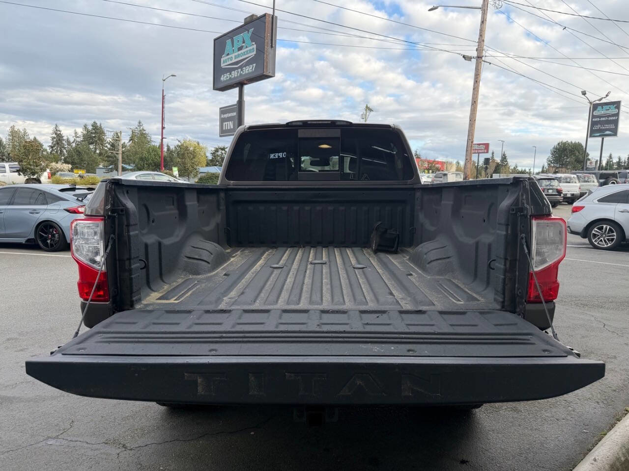 Used 2017 Nissan Titan SV AWD/4WD image 5