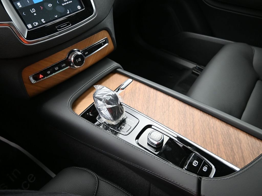 New 2025 Volvo XC90 T8 Core w/ Protection Package Premier AWD/4WD image 16