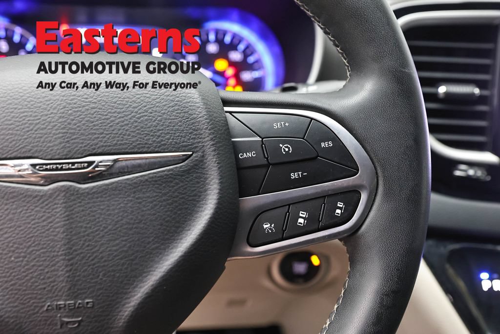 Used 2023 Chrysler Pacifica Touring-L FWD image 16
