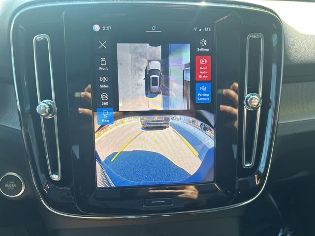 Certified 2025 Volvo XC40 B5 Plus AWD/4WD image 22
