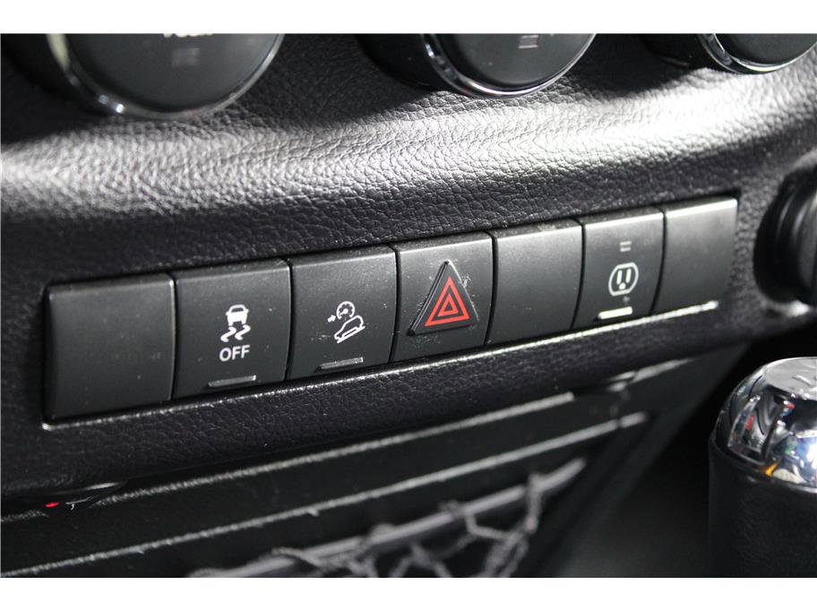 Used 2015 Jeep Wrangler Unlimited Sahara w/ Connectivity Group image 24