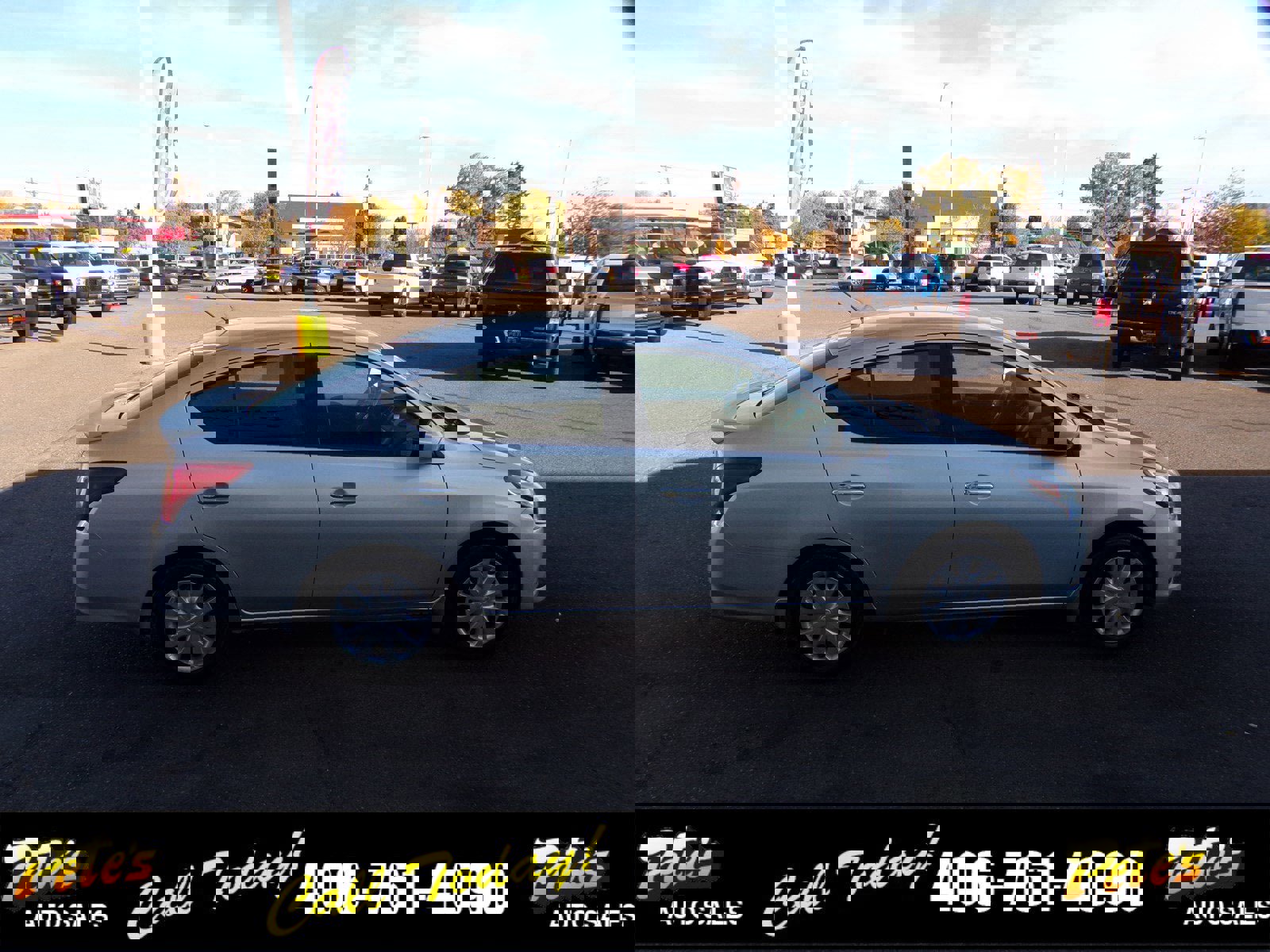 Used 2019 Nissan Versa SV image 4