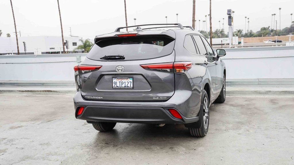 Used 2024 Toyota Highlander XLE AWD/4WD image 9
