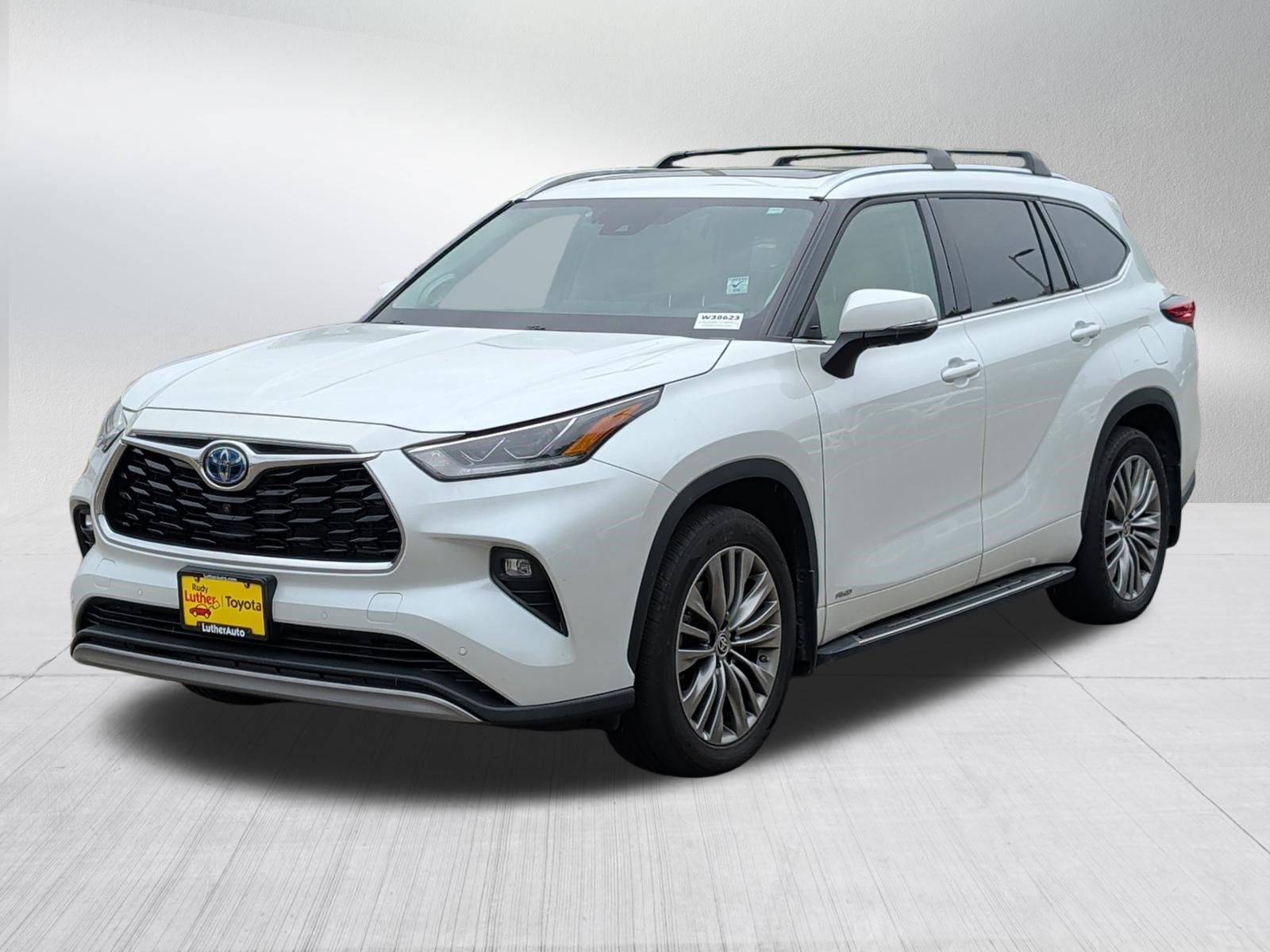 Used 2022 Toyota Highlander Platinum AWD/4WD image 3
