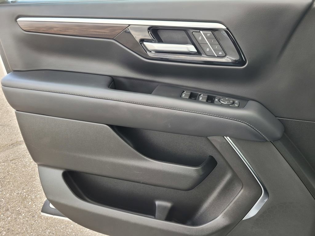 Used 2025 Chevrolet Suburban Z71 AWD/4WD image 29