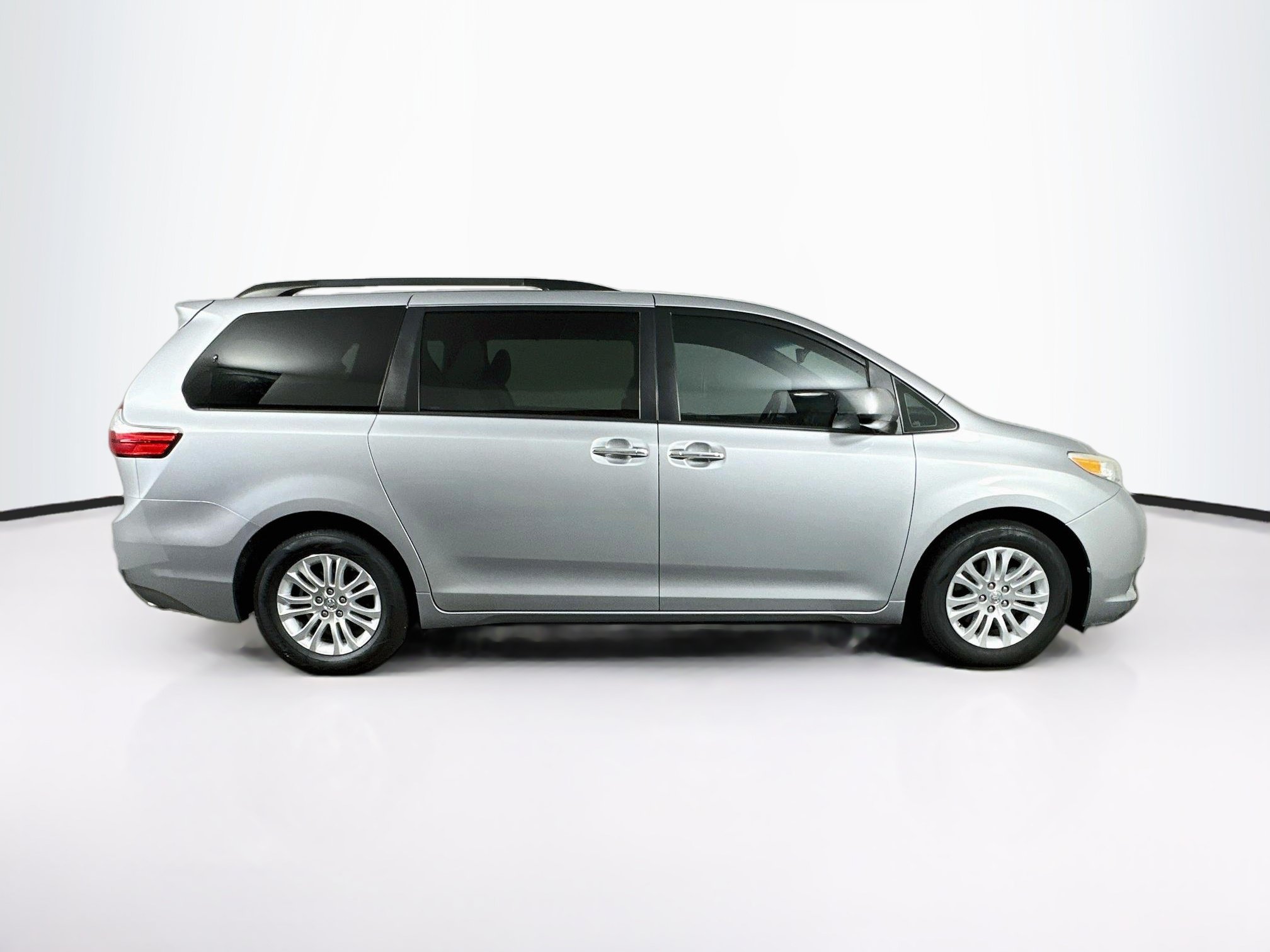 Used 2016 Toyota Sienna XLE w/ XLE Navigation Package FWD image 10