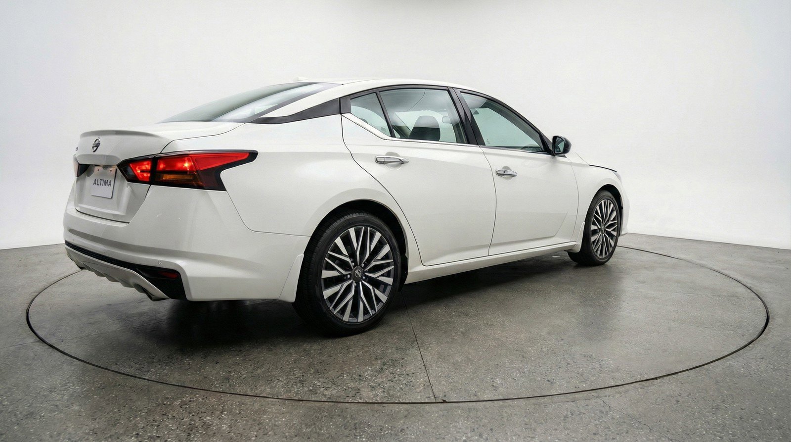 Used 2025 Nissan Altima 2.5 SV FWD image 9