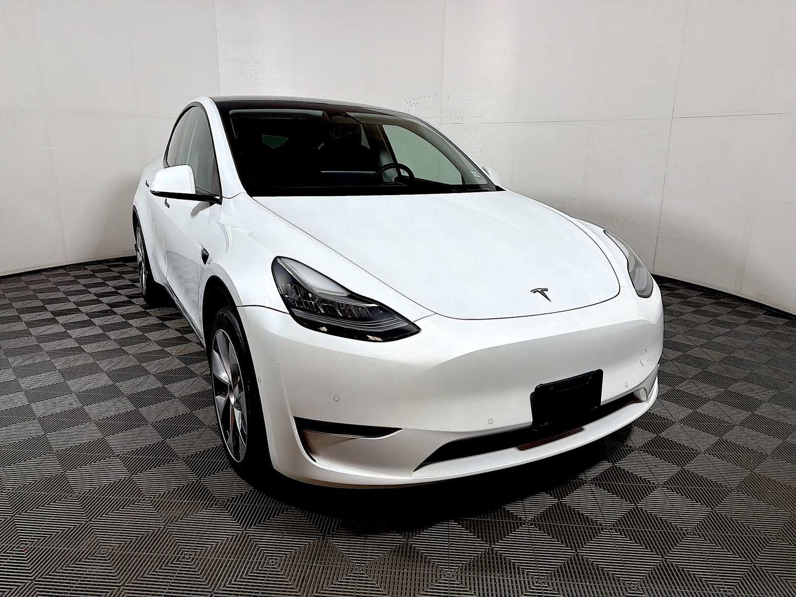 Used 2022 Tesla Model Y Long Range AWD/4WD image 2