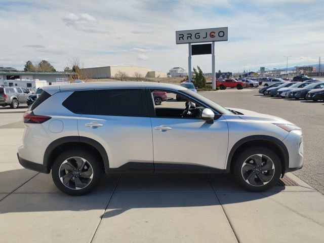 Used 2024 Nissan Rogue SV AWD/4WD image 4