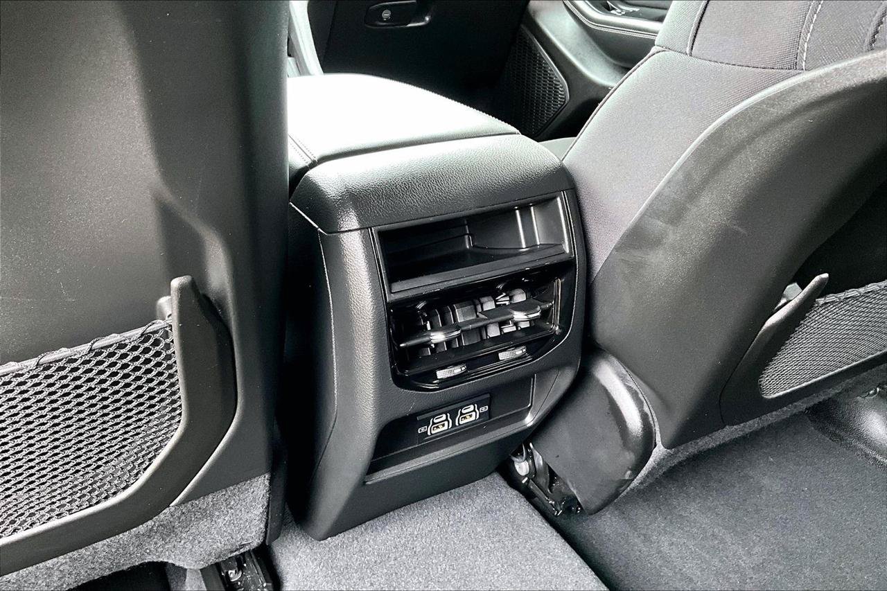 Used 2024 Jeep Grand Cherokee Laredo AWD/4WD image 10