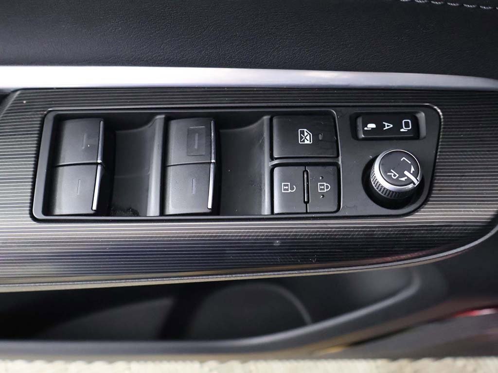 Used 2023 Toyota Venza Nightshade image 34