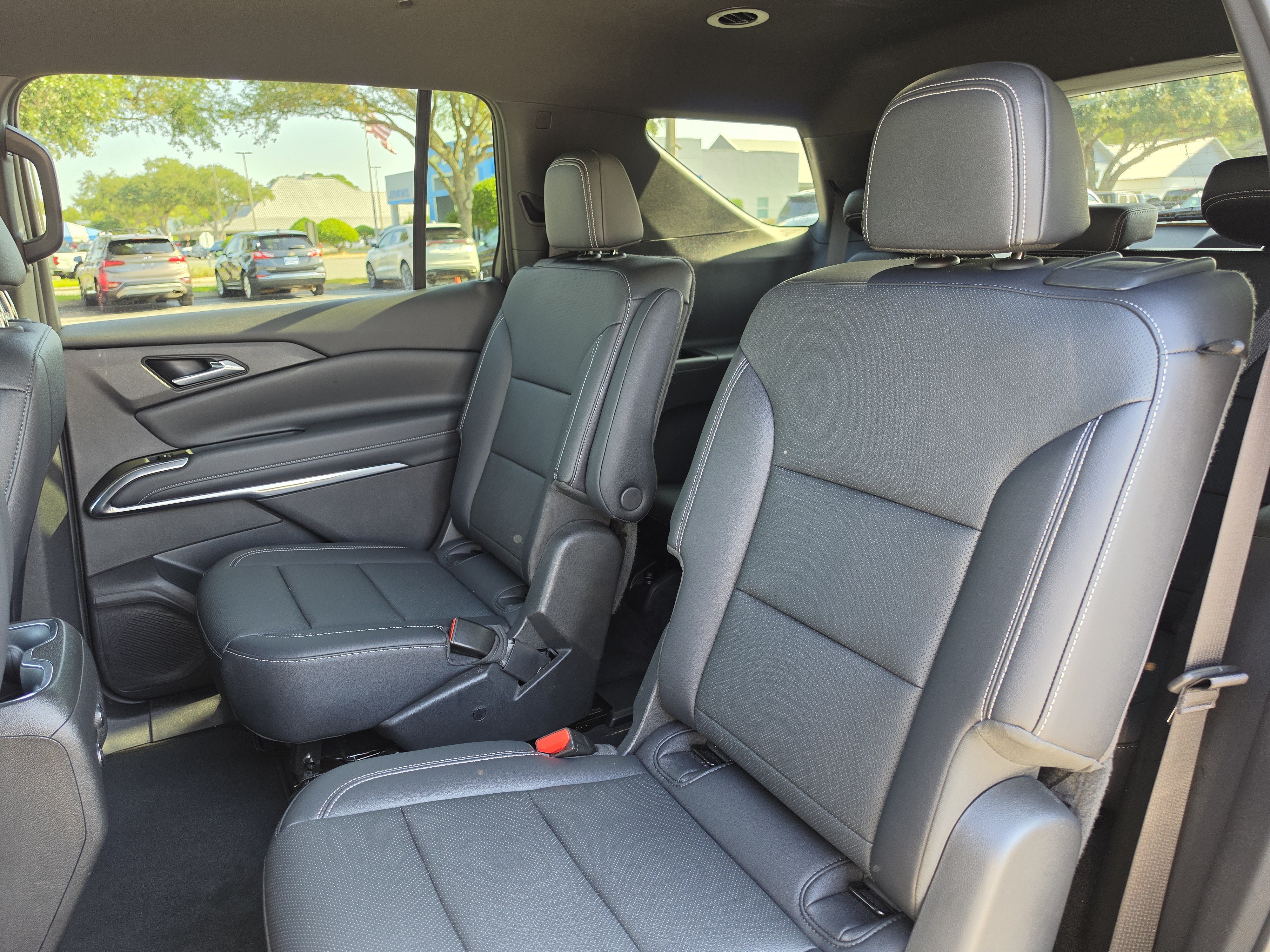 Used 2025 Chevrolet Traverse LT FWD image 23