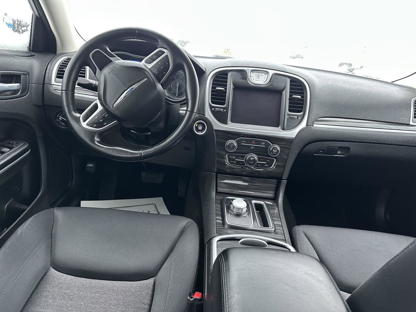 Used 2022 Chrysler 300 Touring image 10