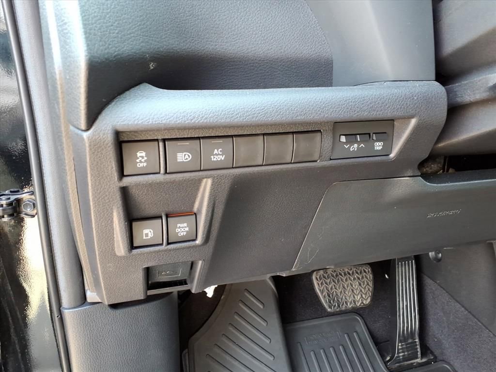 Used 2025 Toyota Sienna XLE Woodland Edition image 19