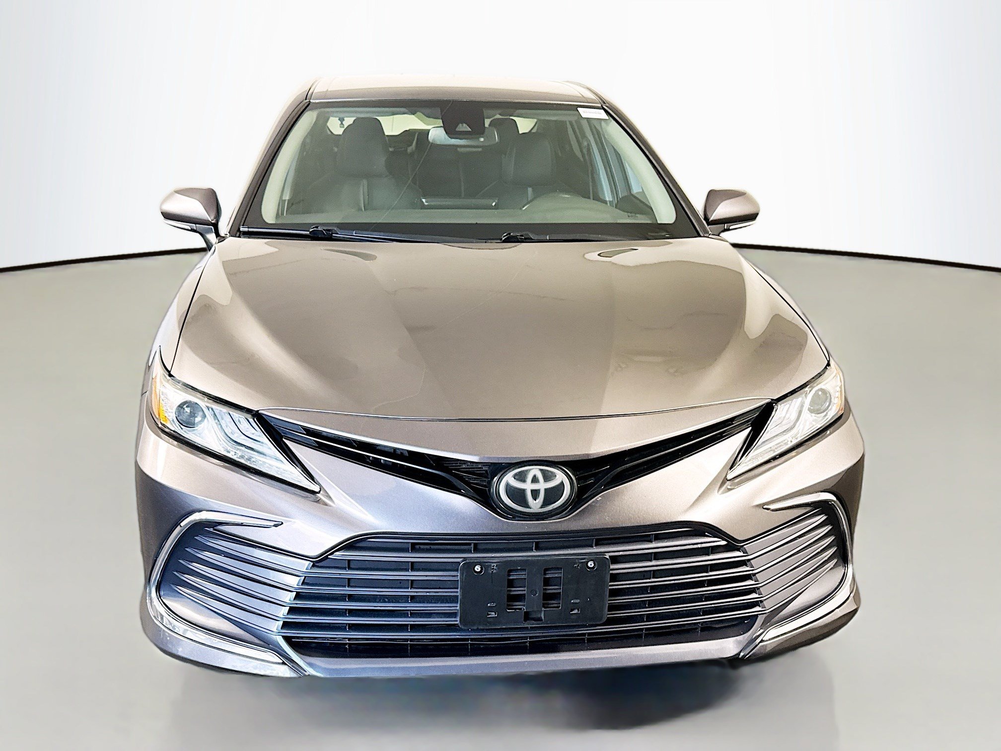 Used 2022 Toyota Camry XLE FWD image 2