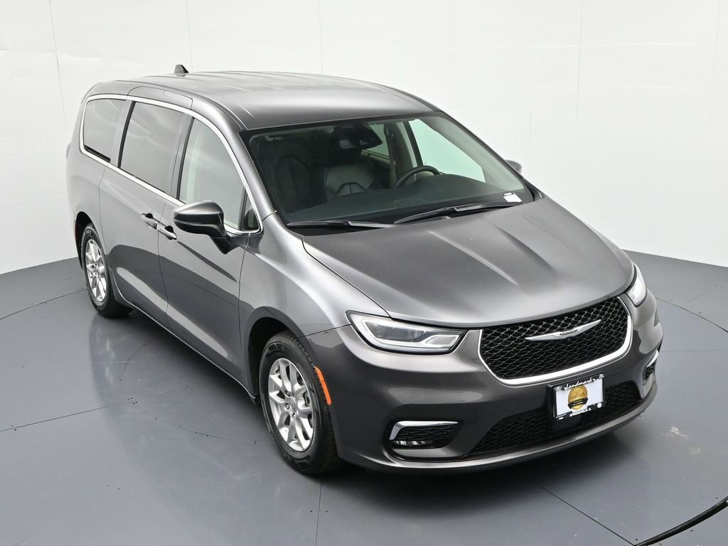 Used 2023 Chrysler Pacifica Touring-L image 30
