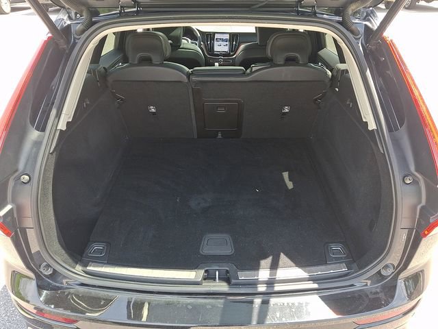 Used 2023 Volvo XC60 B5 Plus image 32