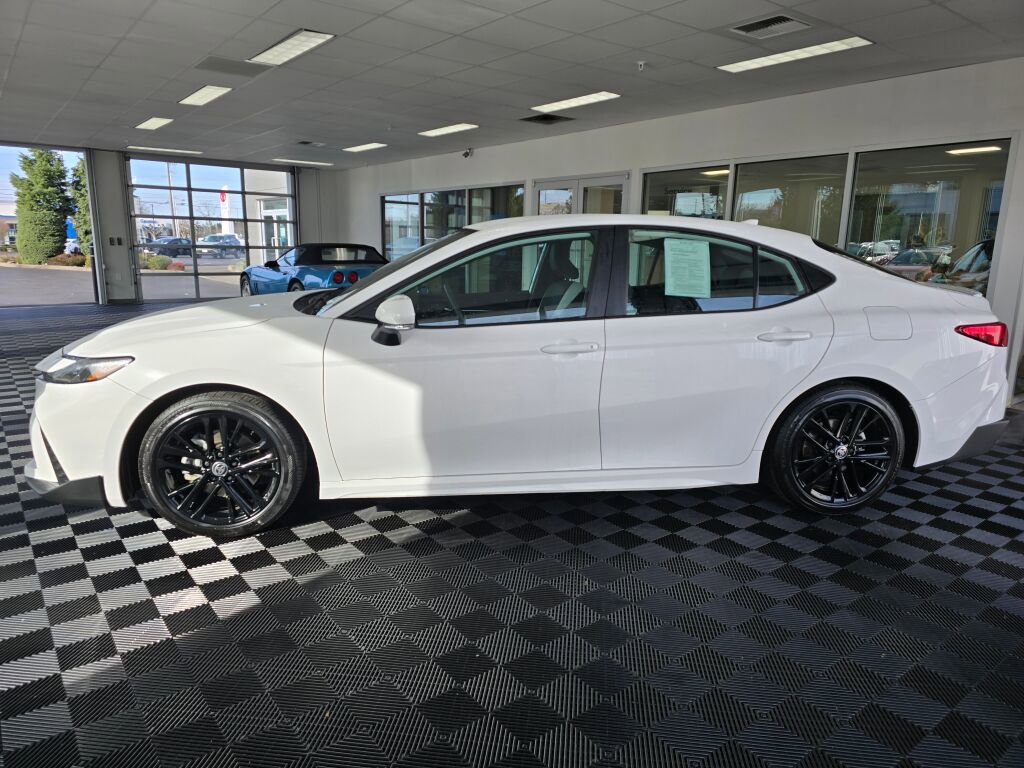 Used 2025 Toyota Camry SE image 7