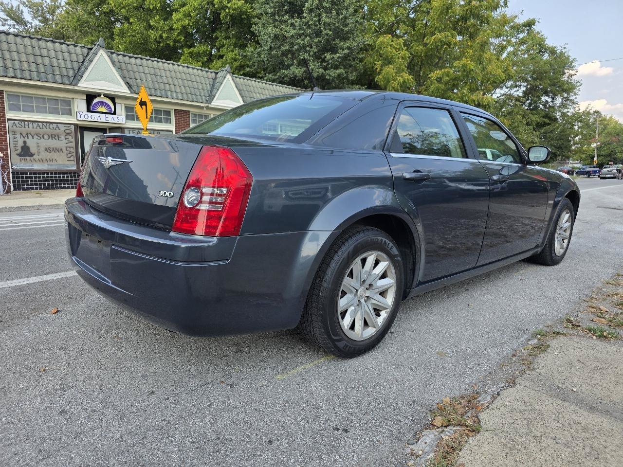 Used 2008 Chrysler 300 LX RWD image 5