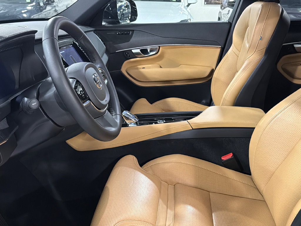 Certified 2023 Volvo XC90 B6 Ultimate w/ Protection Package Premier AWD/4WD image 10