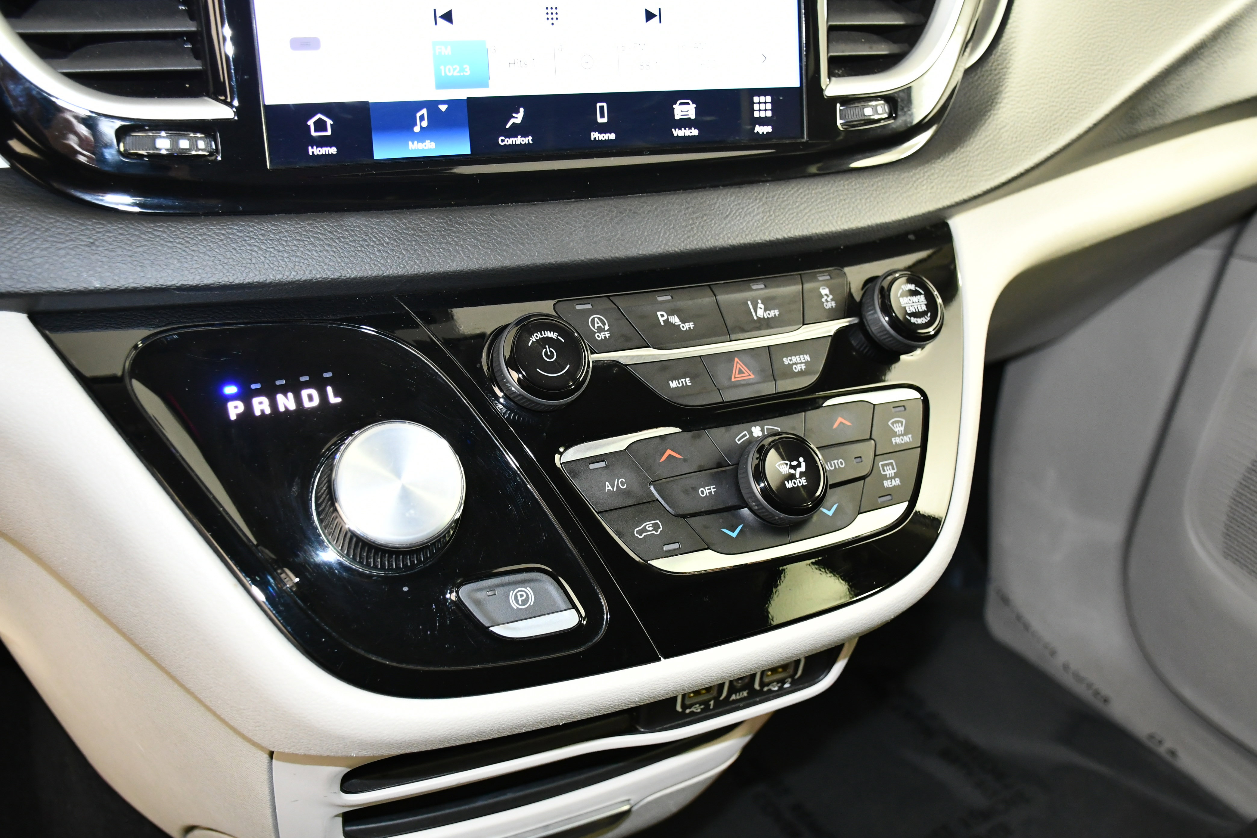 Used 2024 Chrysler Pacifica Touring-L image 30