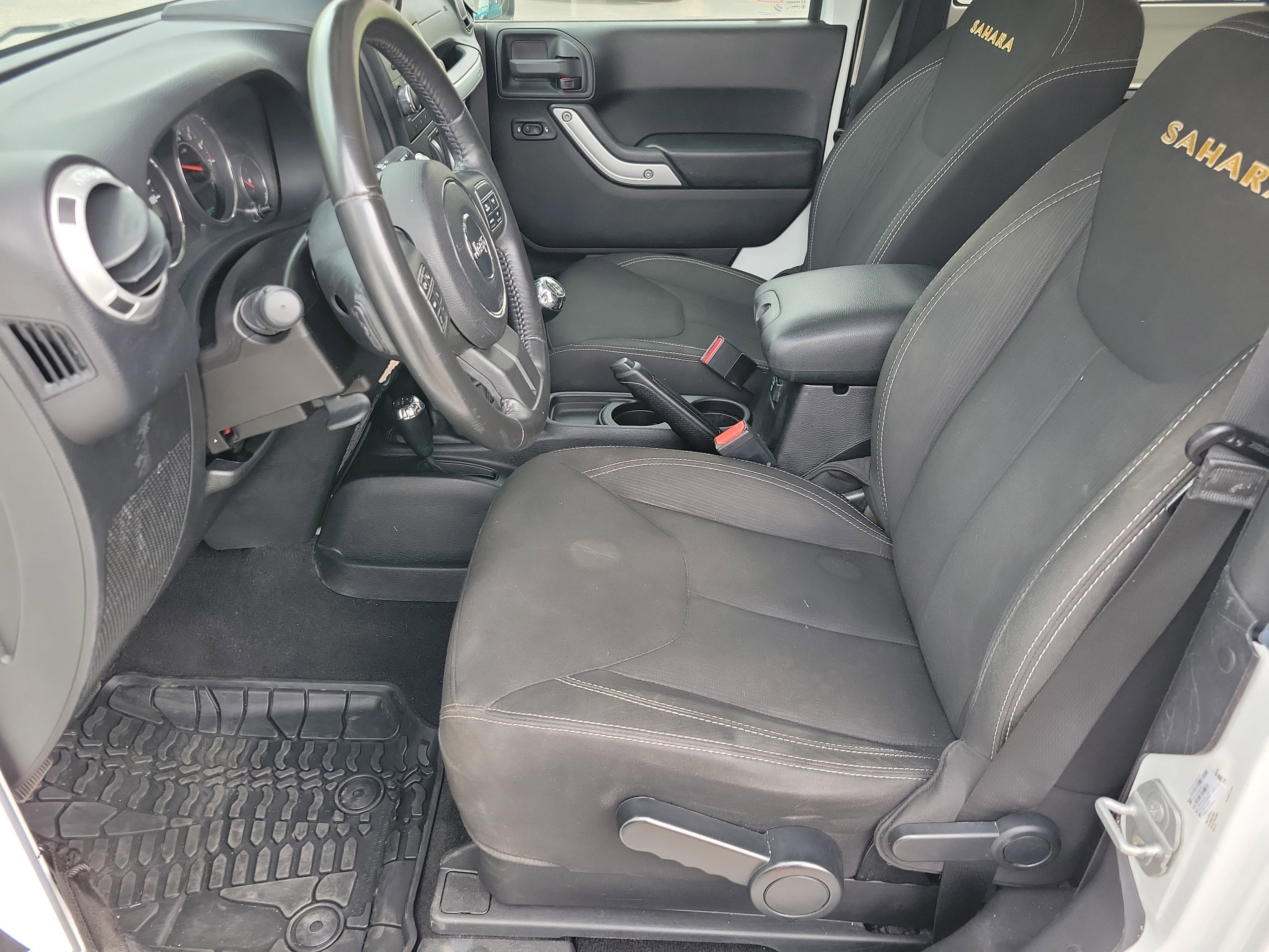 Used 2016 Jeep Wrangler Sahara w/ Connectivity Group image 4