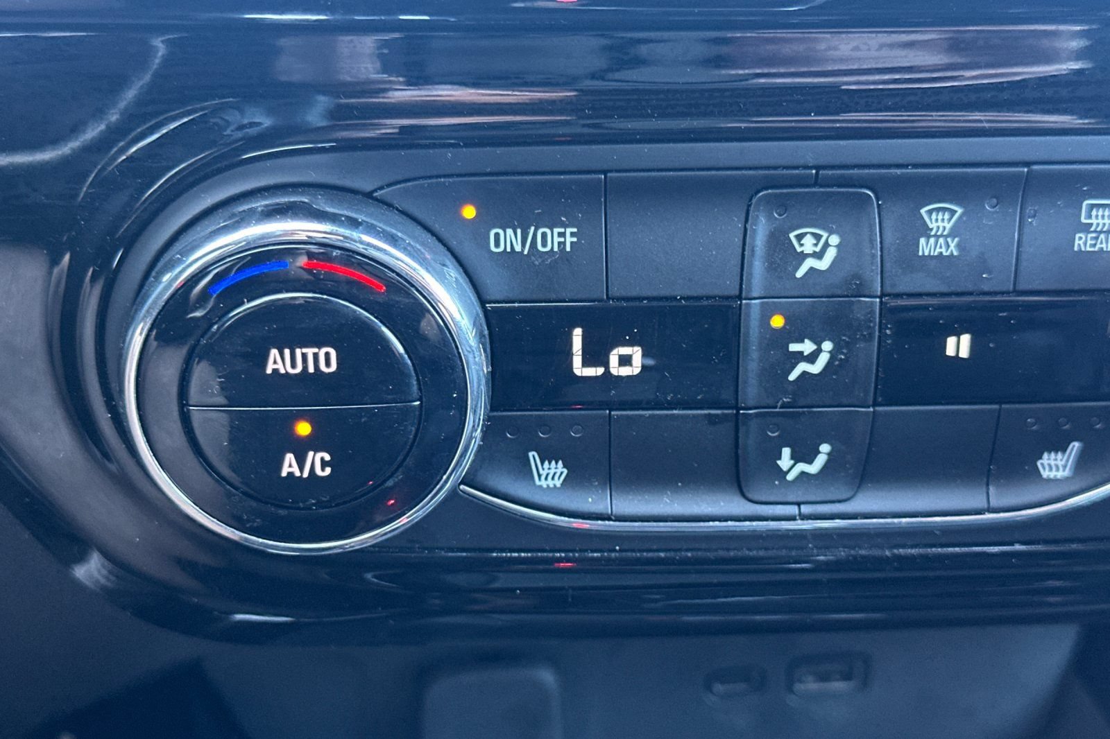Used 2024 Chevrolet Trax RS w/ Sunroof Package FWD image 28