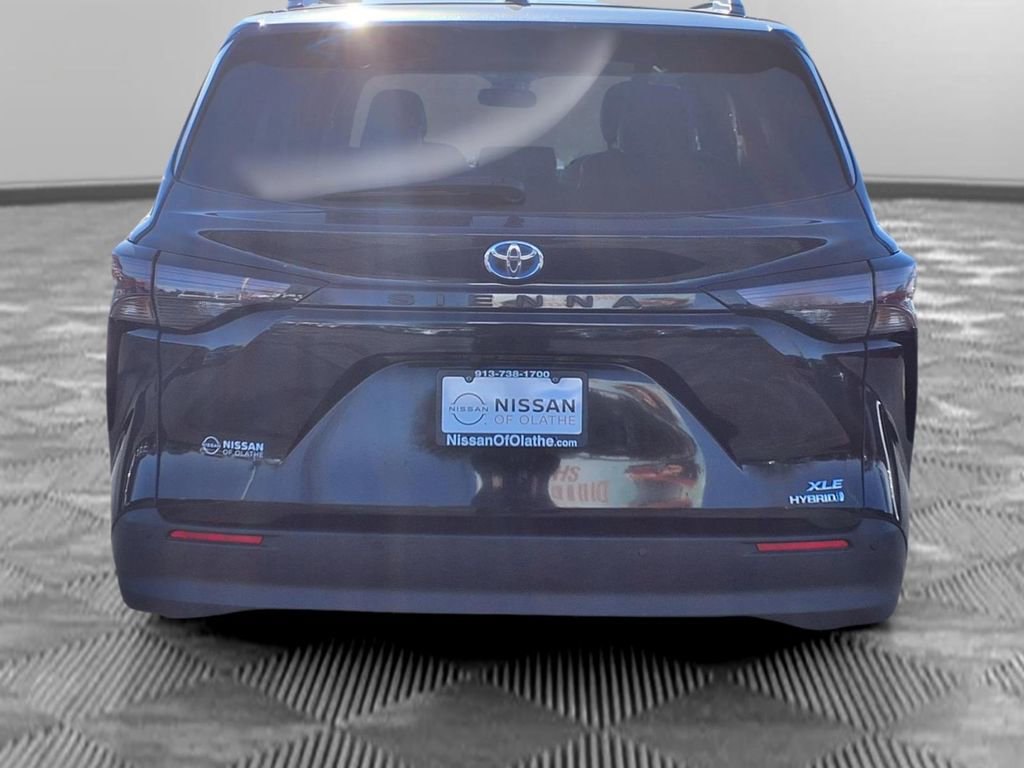 Used 2024 Toyota Sienna XLE image 33