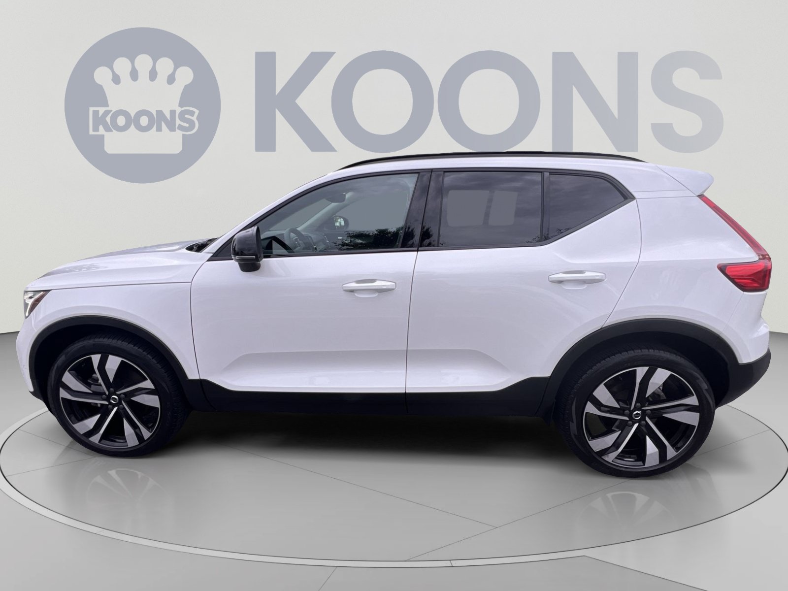 Certified 2024 Volvo XC40 B5 Plus w/ Climate Package AWD/4WD image 2