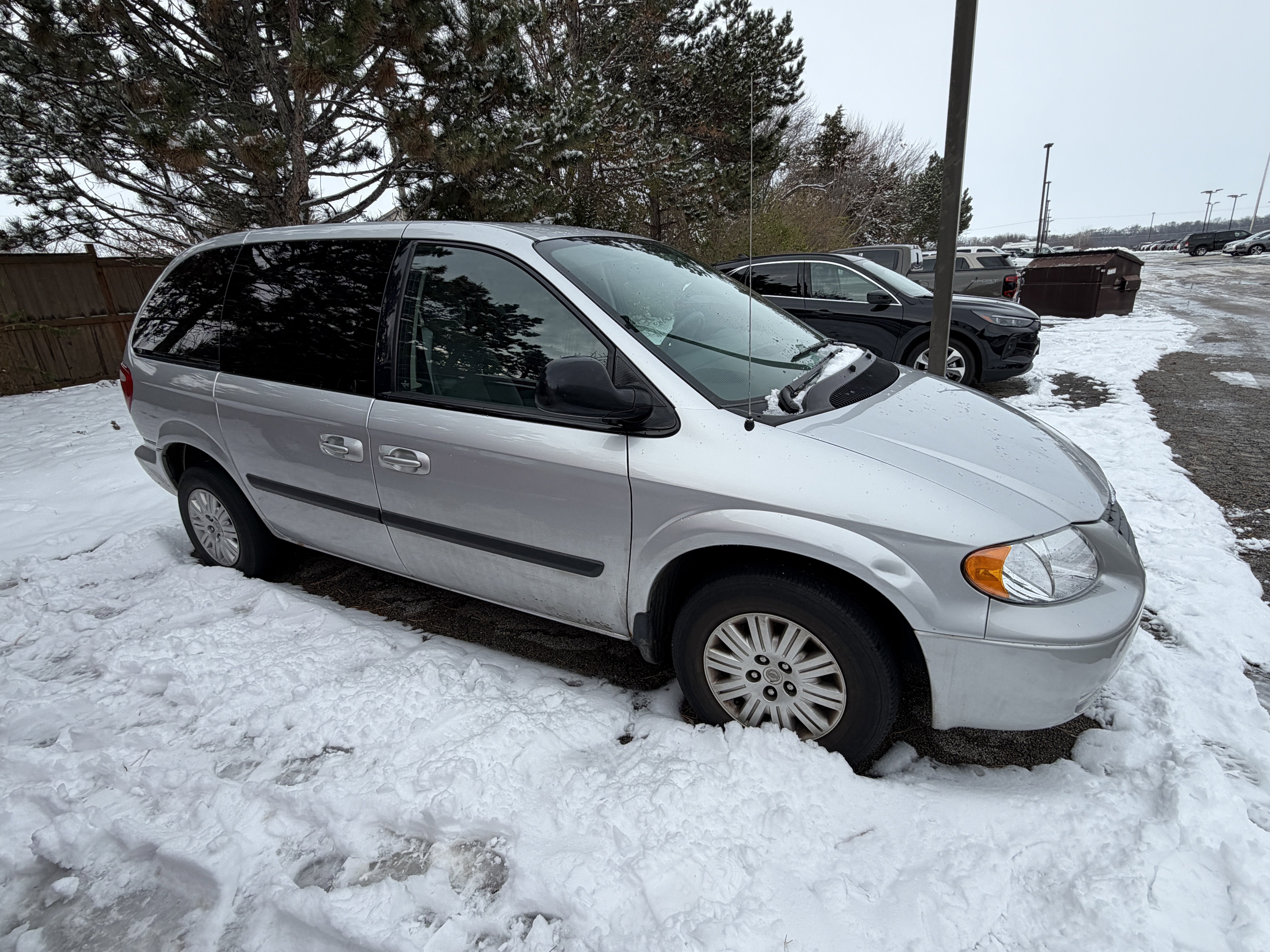 Used 2005 Chrysler Town & Country image 5