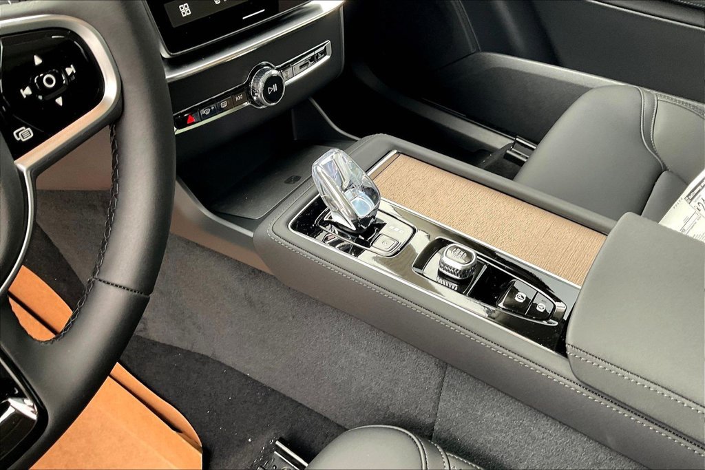 New 2026 Volvo XC90 B5 Plus w/ Protection Package Premier AWD/4WD image 13