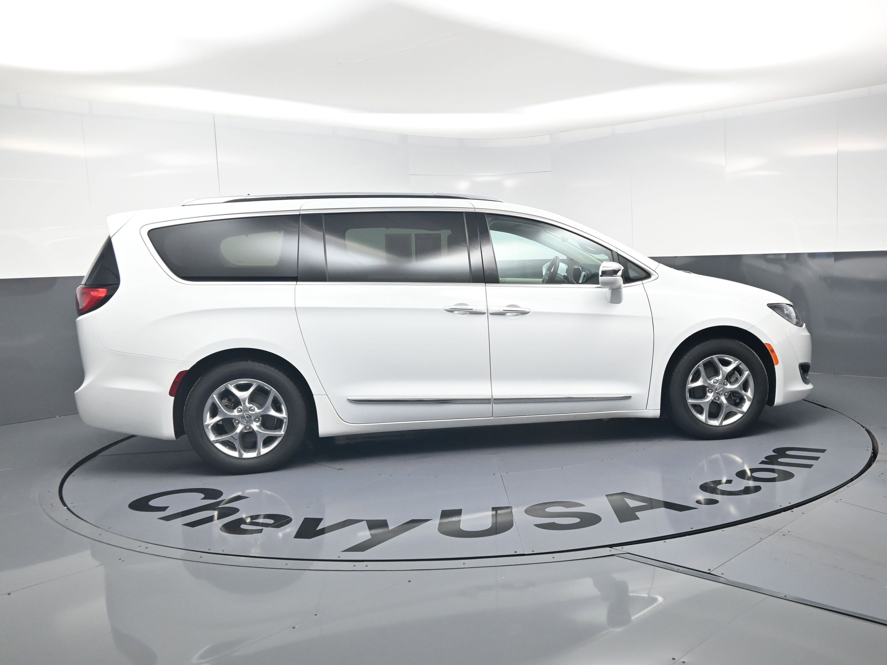 Used 2017 Chrysler Pacifica Limited w/ UConnect Theater Package image 10