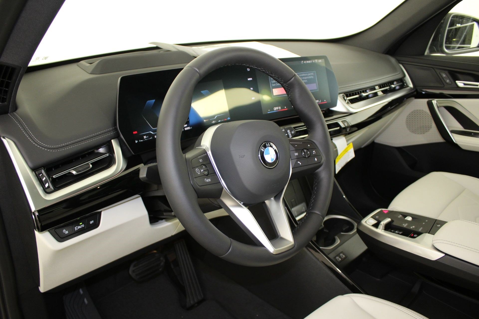Used 2026 BMW X1 xDrive28i w/ Technology Package AWD/4WD image 4