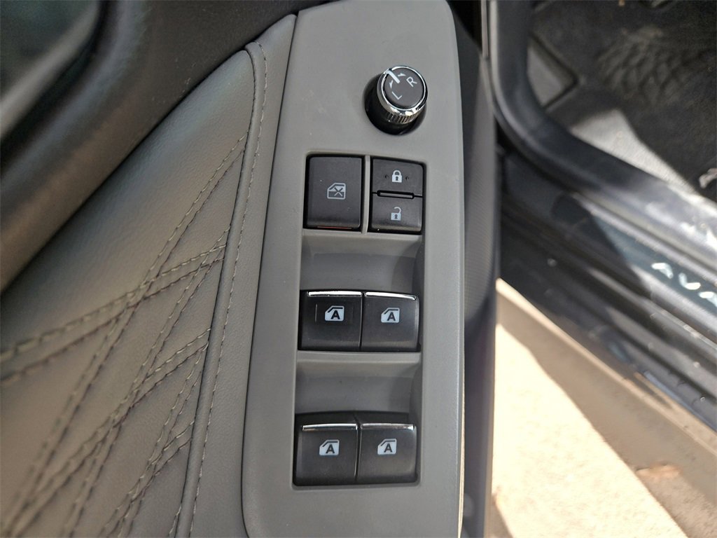 Used 2021 Toyota Avalon Limited image 32