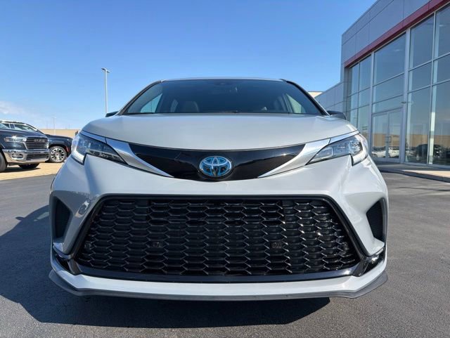 Used 2023 Toyota Sienna XSE AWD/4WD image 2