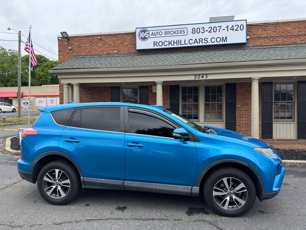 Used 2018 Toyota RAV4 XLE AWD/4WD image 3