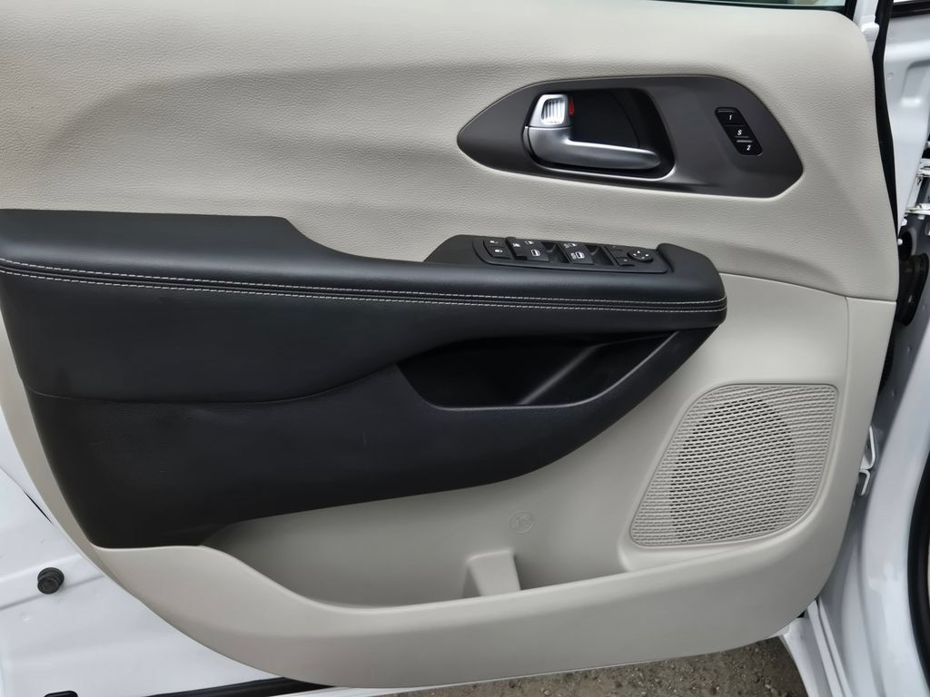 Used 2023 Chrysler Pacifica Touring-L FWD image 11