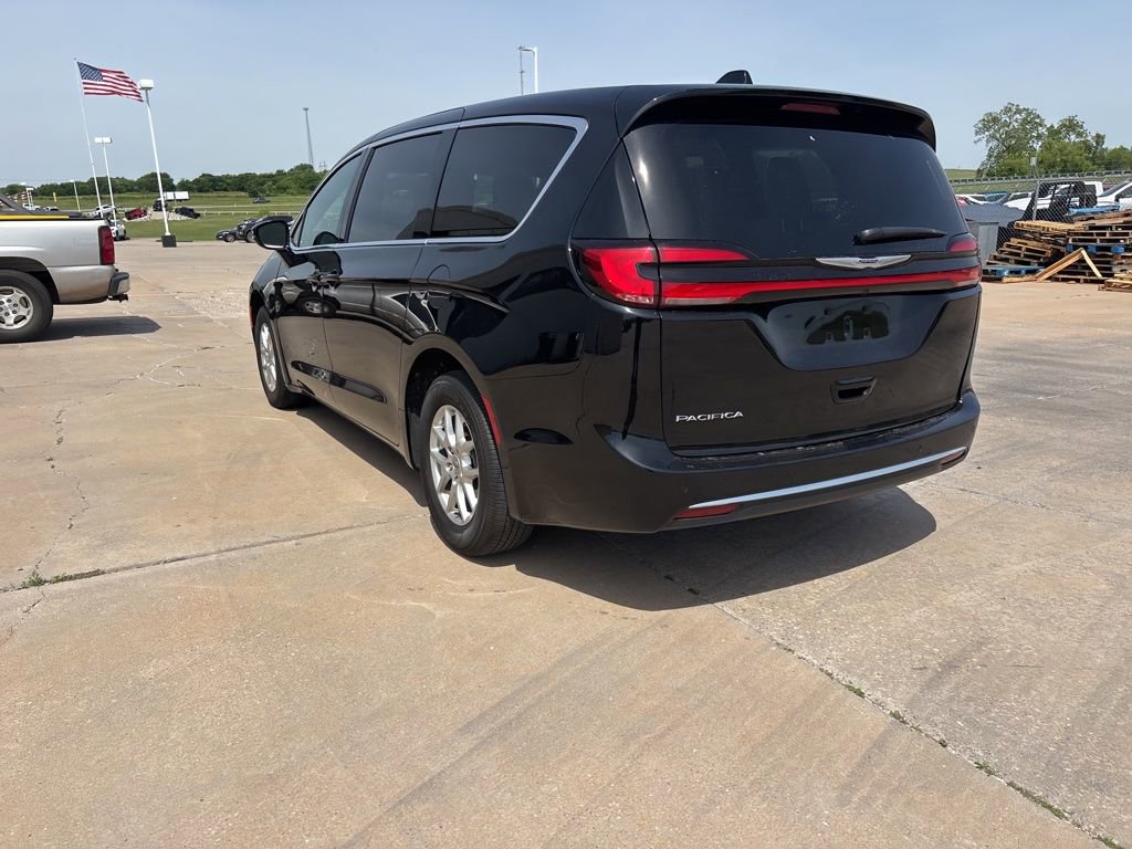 Used 2025 Chrysler Pacifica Select FWD image 8